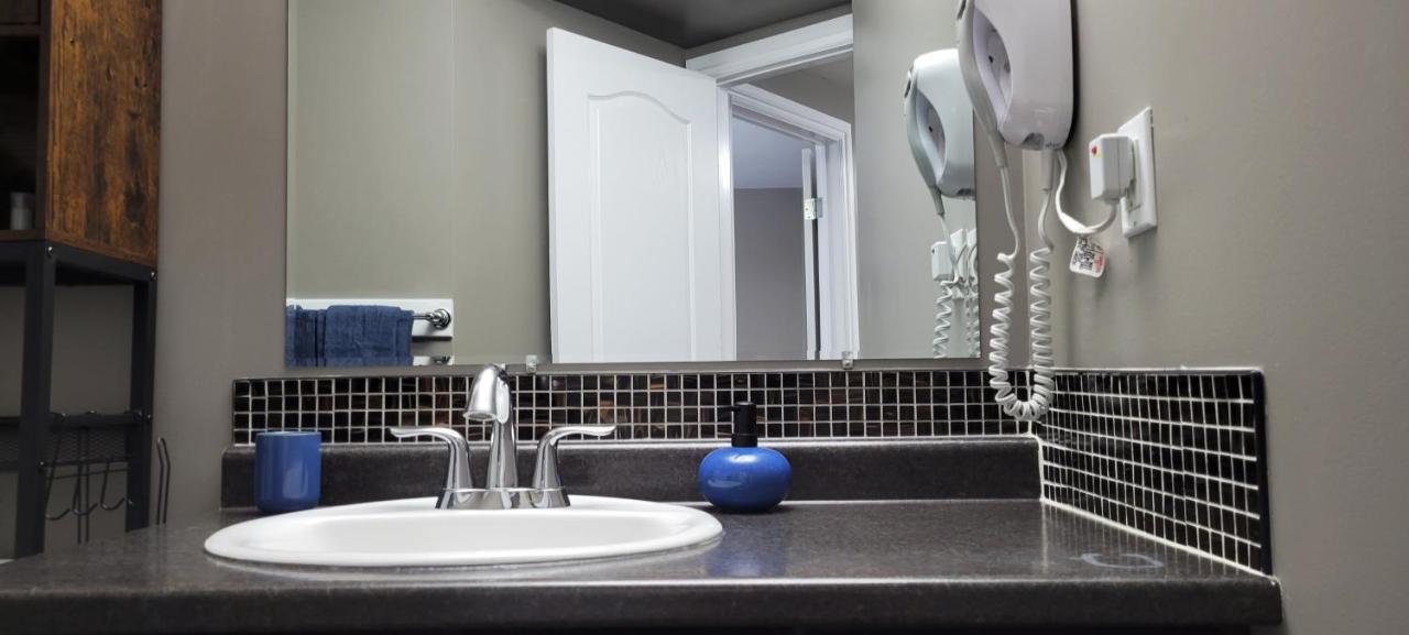 Blue Wave 2 Bedroom Suite Saskatoon Bagian luar foto